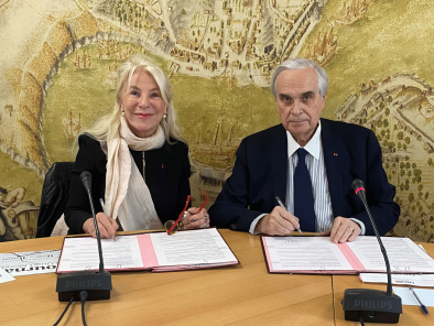 Nicole Ameline et Jean-Marie Burguburu signent la Convention de partenariat
