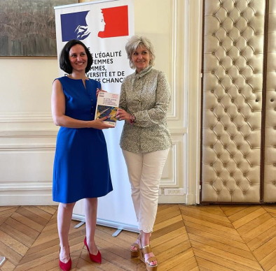 Magali Lafourcade, SG de la CNCDH et Isabelle Rome, ministre chargée de l'Egalité Femmes/hommes, de la diversité et de l'égalité des chances, tiennent le rapport.