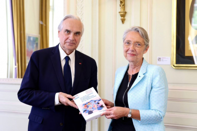 Jean-Marie Burguburu et Elisabeth Borne tenant le rapport 